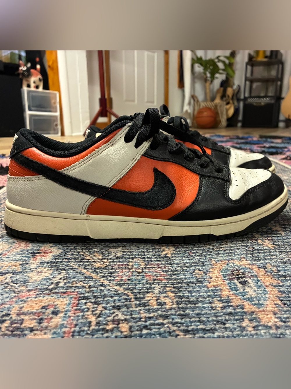 Nike Low-Top Sneakers in Black White Orange